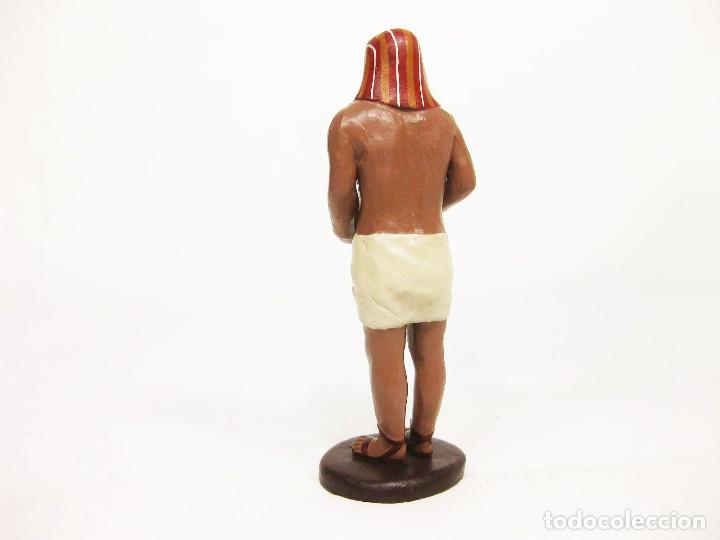 Figuras de Belén: Figura de barro para nacimiento de 12 cm. Egipcio con cuenco de uvas. M. Nicolás, Murcia. - Foto 2 - 220969663