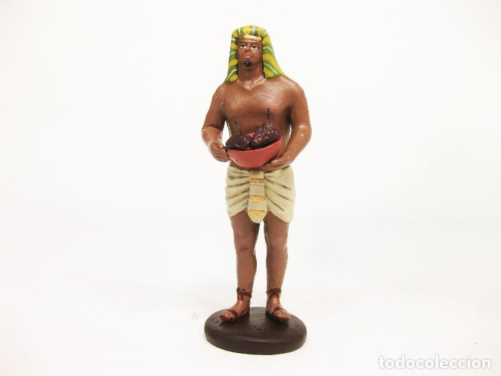 Figuras de Belén: Figura de barro para nacimiento de 12 cm. Egipcio con cuenco de uvas. M. Nicolás, Murcia. - Foto 1 - 220969707