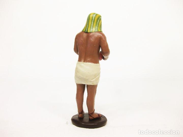 Figuras de Belén: Figura de barro para nacimiento de 12 cm. Egipcio con cuenco de uvas. M. Nicolás, Murcia. - Foto 2 - 220969707
