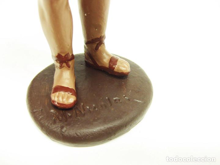 Figuras de Belén: Figura de barro para nacimiento de 12 cm. Egipcio con cuenco de uvas. M. Nicolás, Murcia. - Foto 3 - 220969707