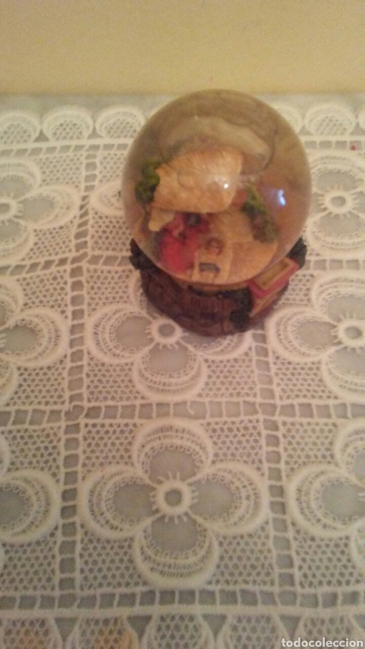 Figuren f&uuml;r Weihnachtskrippen: Bola de aguan con Belen en el interior ,mide 9 cent de altura .