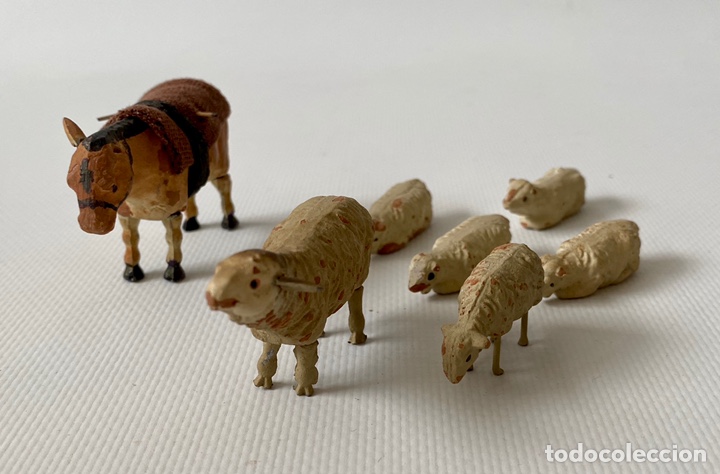 Figurines pour Cr&egrave;ches de No&euml;l: Antiguas figuras de pesebre y terracota. Conjunto de seis ovejas y un burro de terracota y plomo.
