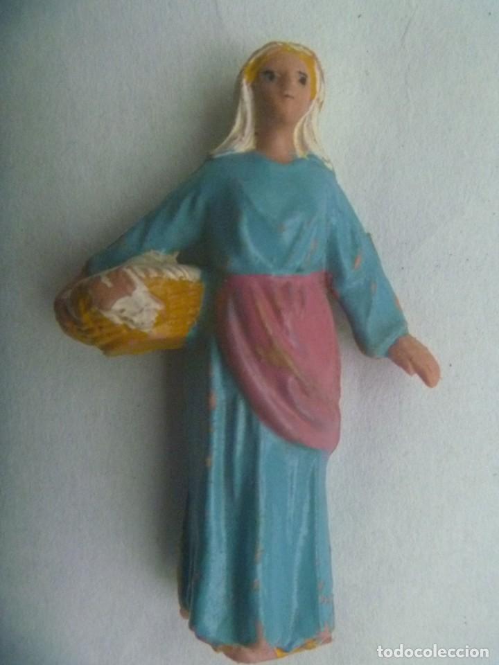 Figuras de Bel&eacute;n: ANTIGUA FIGURA DE PLASTICO DEL BELEN : PASTORA CON CESTA
