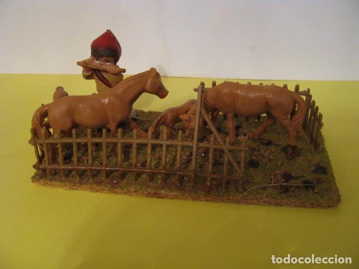Figuras de Bel&eacute;n: FIGURAS DE BELEN. PLASTICO. MUCHACHO CON CABALLOS. - Foto 1