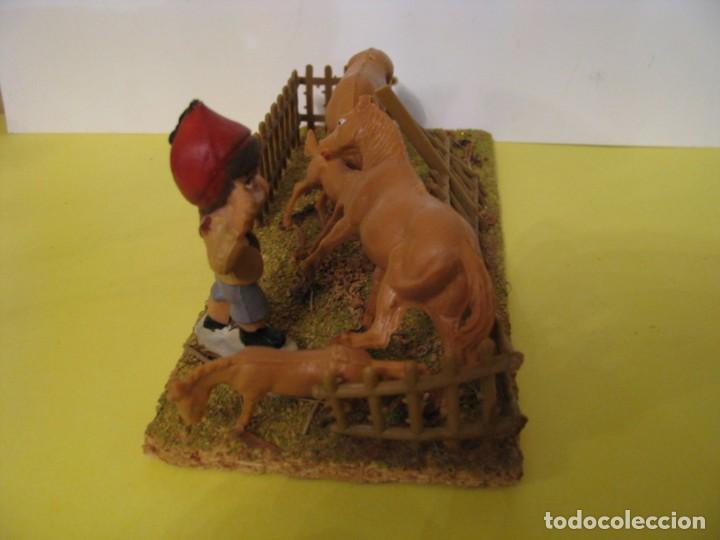 Figuras de Bel&eacute;n: FIGURAS DE BELEN. PLASTICO. MUCHACHO CON CABALLOS. - Foto 2