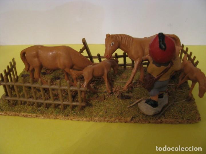 Figuras de Bel&eacute;n: FIGURAS DE BELEN. PLASTICO. MUCHACHO CON CABALLOS. - Foto 3