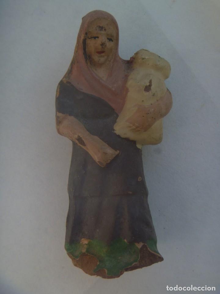 Figuren f&uuml;r Weihnachtskrippen: ANTIGUA FIGURA DE TERRACOTA DEL BELEN : PASTORA CON SACO
