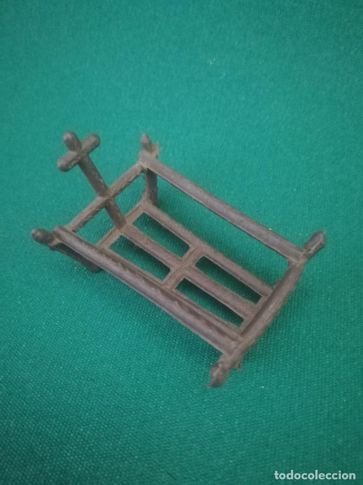 Figuras de Bel&eacute;n: PEQUE&Ntilde;A CUNA DE NI&Ntilde;O JESUS - PLASTICO - 5 X 3.7 cm.
