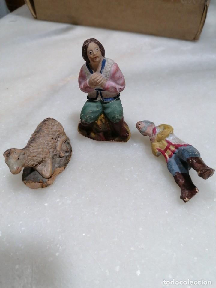 Figuren f&uuml;r Weihnachtskrippen: C9 - Tres antigus figuritas de baro para el bel&eacute;n.