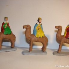 Figuras de Belén: 3 REYES MAGOS EN CAMELLOS DE BARRO O TERRACOTA - FIGURAS DE PESEBRE O BELÉN - OLOT. Lote 304385763