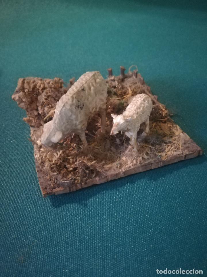 Figuras de Bel&eacute;n: DOS OVEJAS SOBRE PEDAZO DE CORCHO DE 7.5 X 7 cm.