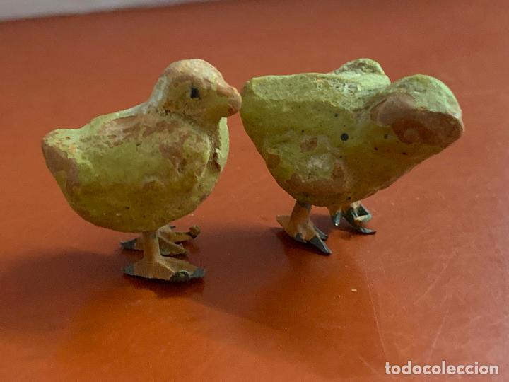 Figurines pour Cr&egrave;ches de No&euml;l: antigua figura de pesebre en terracota. 2 POLLITOS Miden unos 2cms. Muy curiosa.