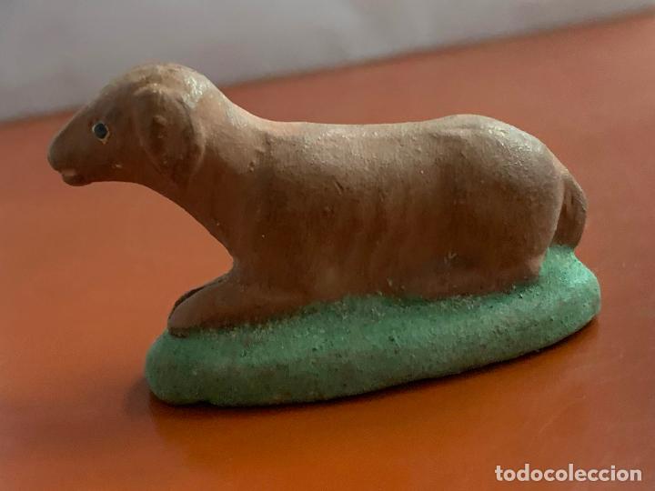 Figurines pour Cr&egrave;ches de No&euml;l: antigua figura de pesebre en terracota. PERRO Miden unos 5cms de largo. Muy curiosa.