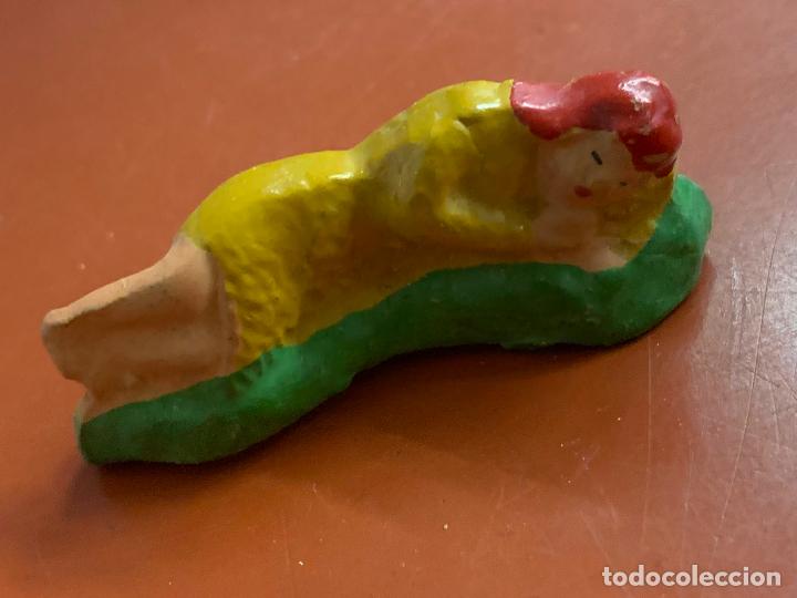 Figurines pour Cr&egrave;ches de No&euml;l: antigua figura de pesebre en terracota. PASTOR ANUNCIACION Miden unos 5cms de largo. Muy curiosa.