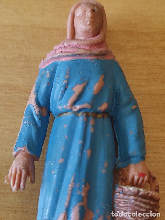 Figuras de Pres&eacute;pios: BELEN FIGURA PASTORA CESTA O SIMILAR 7 CM ALTO PLASTICO DESPERFECTO