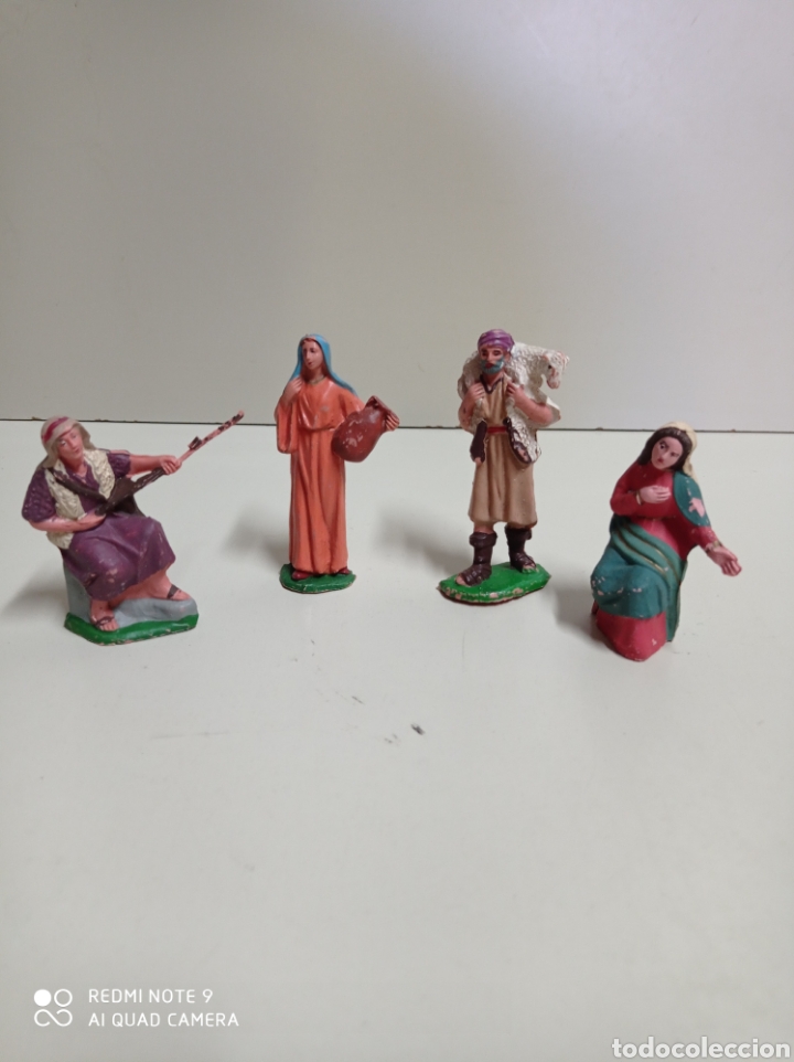 Figurines pour Cr&egrave;ches de No&euml;l: Lote de cuatro figuras de Bel&eacute;n de PVC, vintage, 10 cent&iacute;metros y 8 cent&iacute;metros.