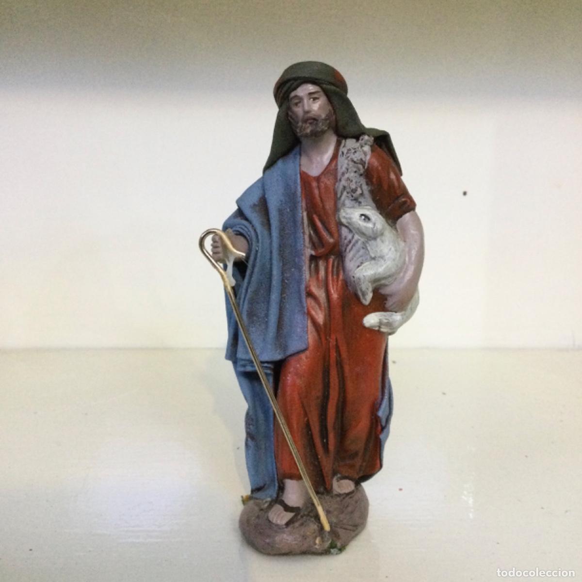 Figuras de Bel&eacute;n: Bel&eacute;n. Pastor de pi&eacute; con cordero 12 cms. Serrano - Foto 1