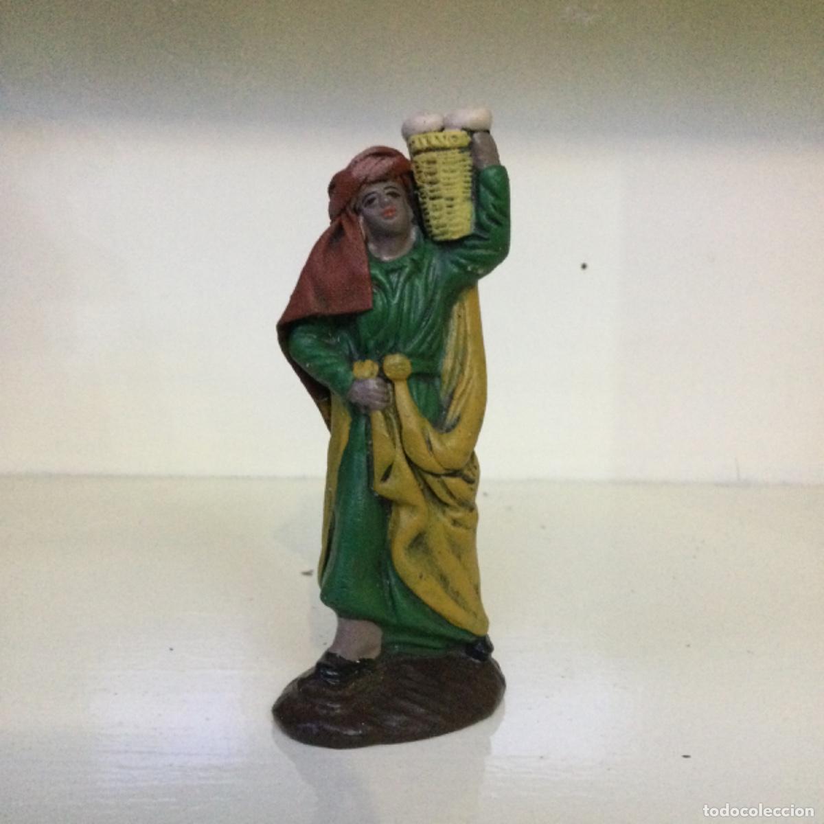 Figuras de Bel&eacute;n: Bel&eacute;n. Pastor con cesta de panes 10 cms. Serrano - Foto 1