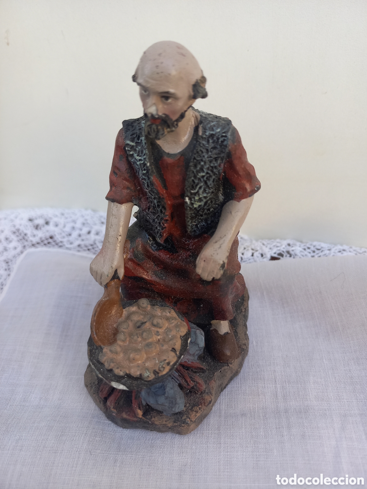 Figuras de Pres&eacute;pios: Figura de Bel&eacute;n casta&ntilde;ero pastor friendo casta&ntilde;as con alguna falta