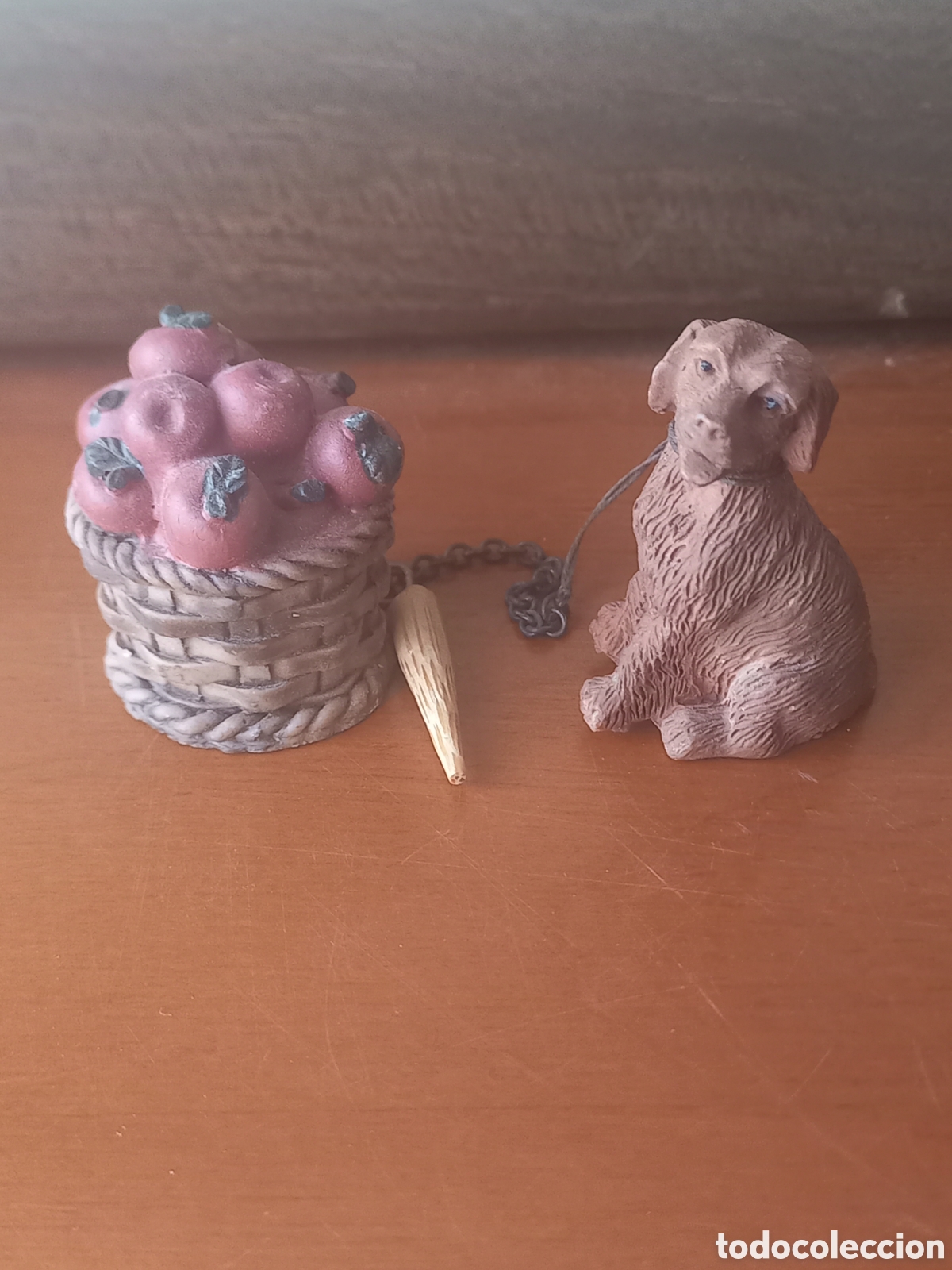 Figuras de Pres&eacute;pios: Figura de Bel&eacute;n perro y cesta de frita para Nacimiento en resina
