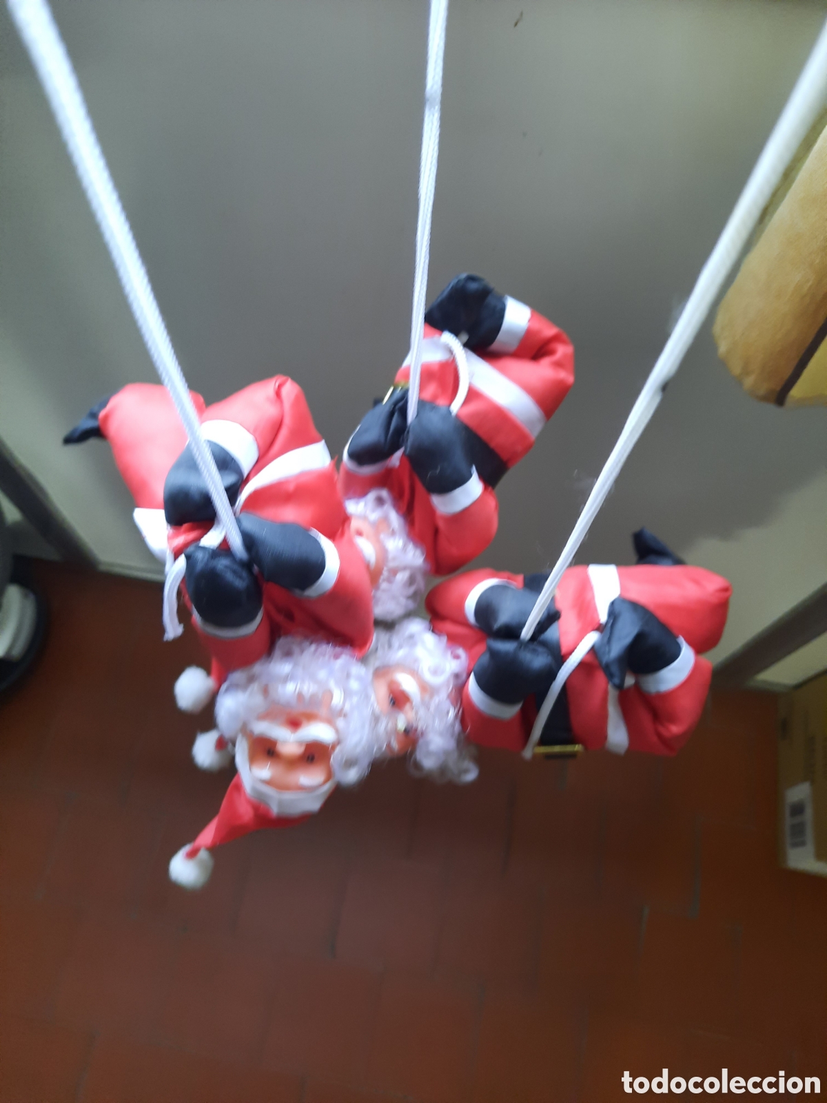 Figuren f&uuml;r Weihnachtskrippen: Tres pap&aacute; noel trepadores con musica y luces.