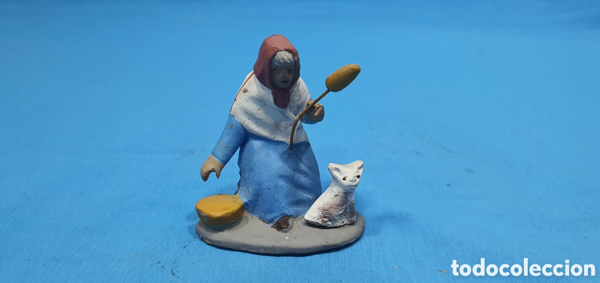 Figuras de Bel&eacute;n: MUJER HILANDERA CON PERRO. TERRACOTA - Foto 1