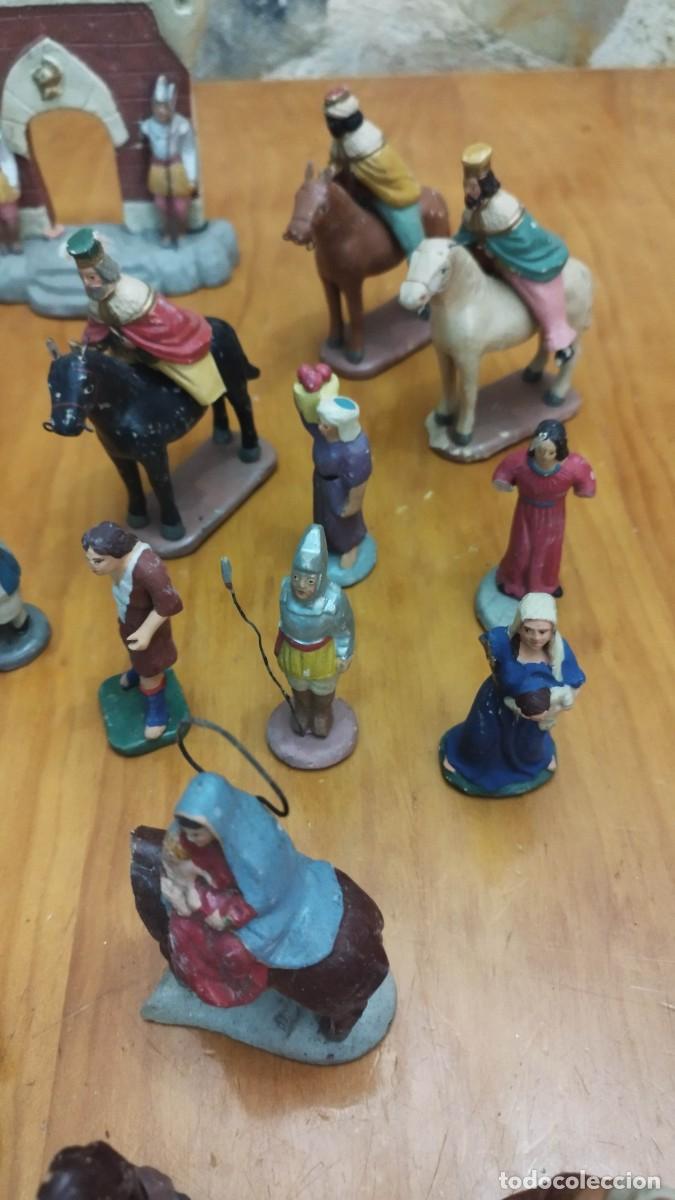 Figuras de Bel&eacute;n: Alrededor de 30 Figuras de Bel&eacute;n de Terracota