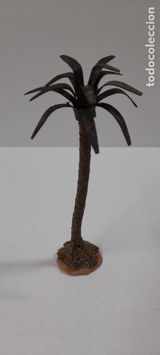 Figuren f&uuml;r Weihnachtskrippen: ANTIGUA PALMERA PARA DECORADO BELEN / OTROS . REALIZADA EN MADERA Y METAL . MEDIDA DE ALTURA 13 CM