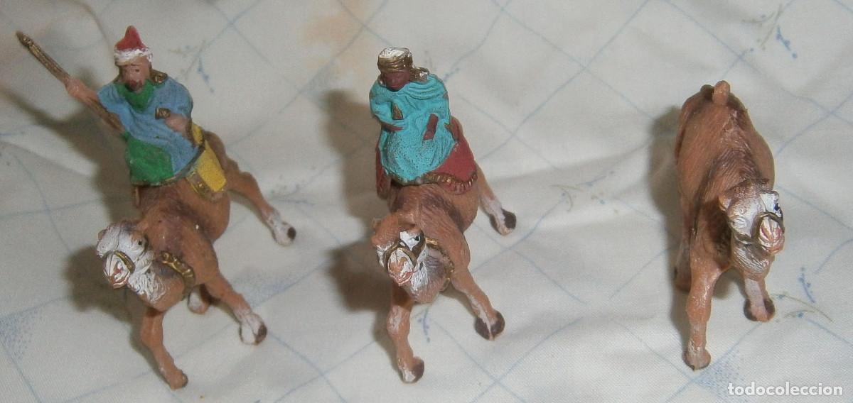 Figuras de Bel&eacute;n: camellos peque&ntilde;os plastico duro con dos reyes - Foto 1