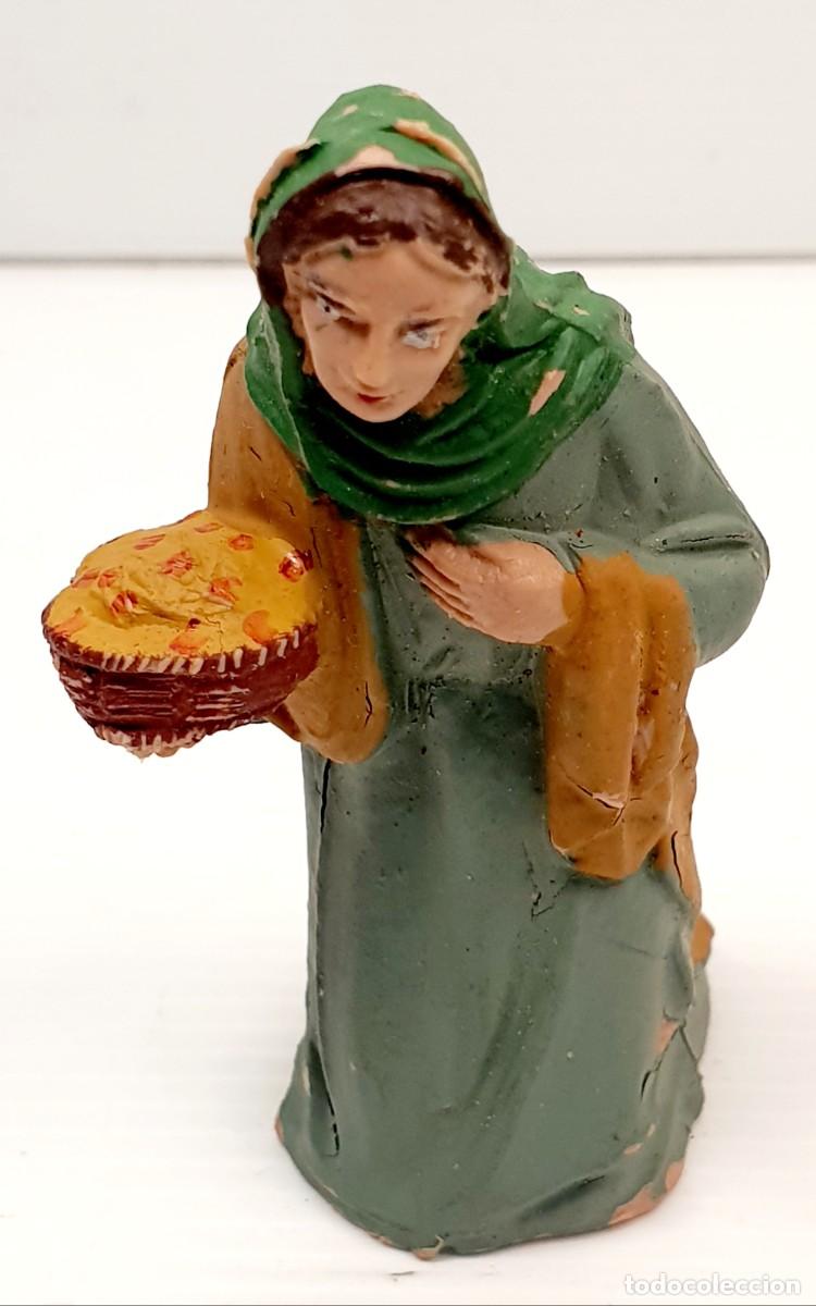 Figuras de Bel&eacute;n: PASTORA CON CESTO DE COMIDA - Foto 1