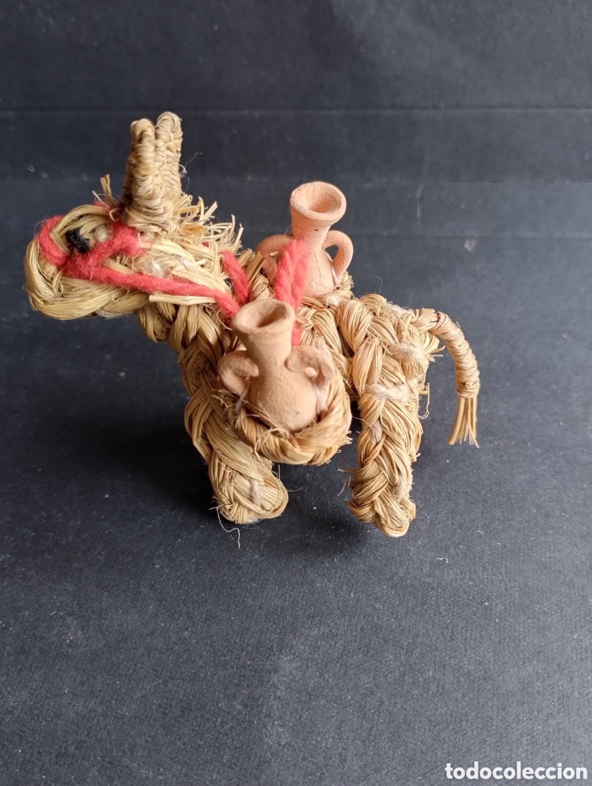 Figurines pour Cr&egrave;ches de No&euml;l: Antiguo burrito esparto con alforjas y 2 miniaturas de jarras/ c&aacute;ntaros en barro. Artesanal. A&ntilde;os 60