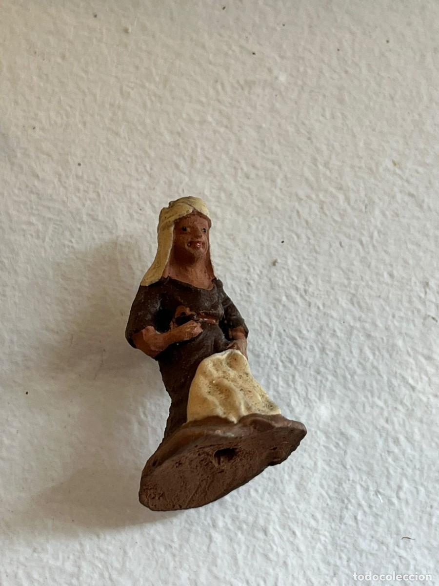 Figuras de Bel&eacute;n: Mujer de terracota policromada - Foto 1