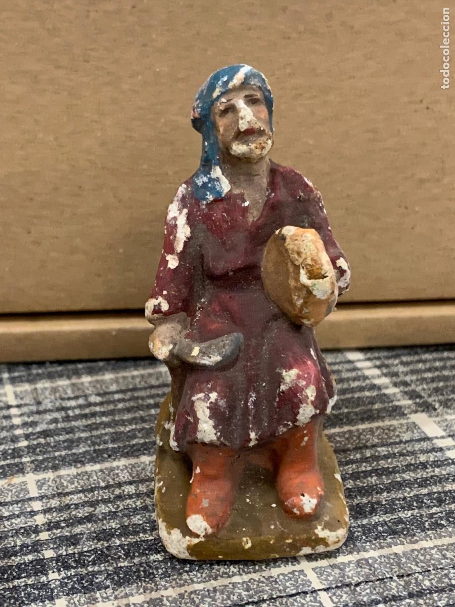 Statuine di Presepe: Antiguo pastor con pan , para belen o pesebre. De Olot. En yeso o estuco. 7,5cms