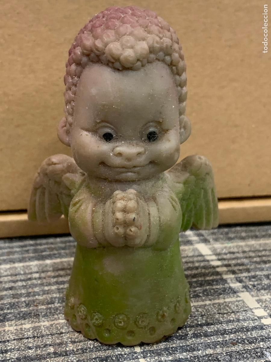 Figuren f&uuml;r Weihnachtskrippen: Encantador angel de goma para belen o pesebre. En goma tipo silbato. mide unos 9 cm alto