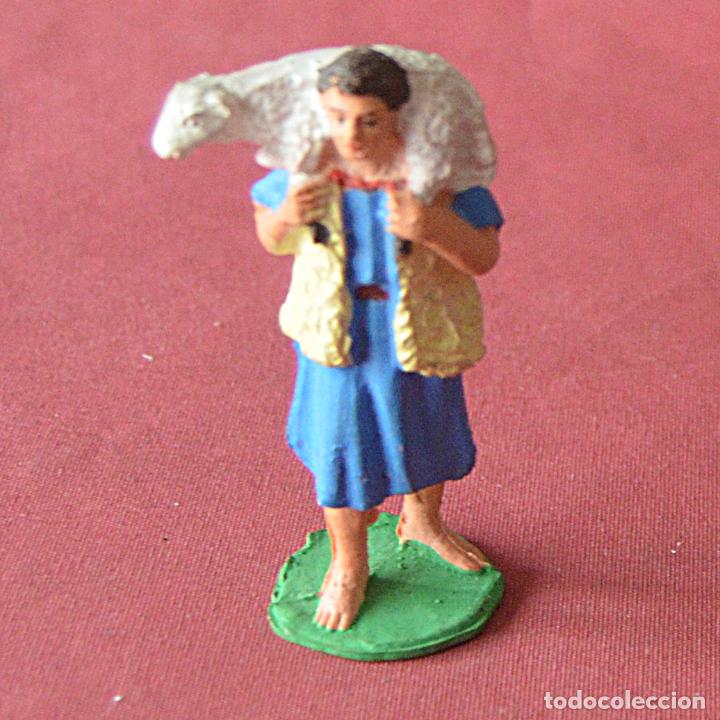 Figuras de Pres&eacute;pios: PASTOR CON OVEJA - FIGURA DE PLASTICO PARA BELEN O PESEBRE - 7 CM