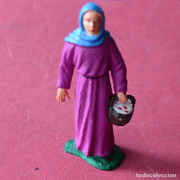 Figuras de Bel&eacute;n: PASTORA CON CESTO - FIGURA DE PLASTICO PARA BELEN O PESEBRE - 7 CM . APROX