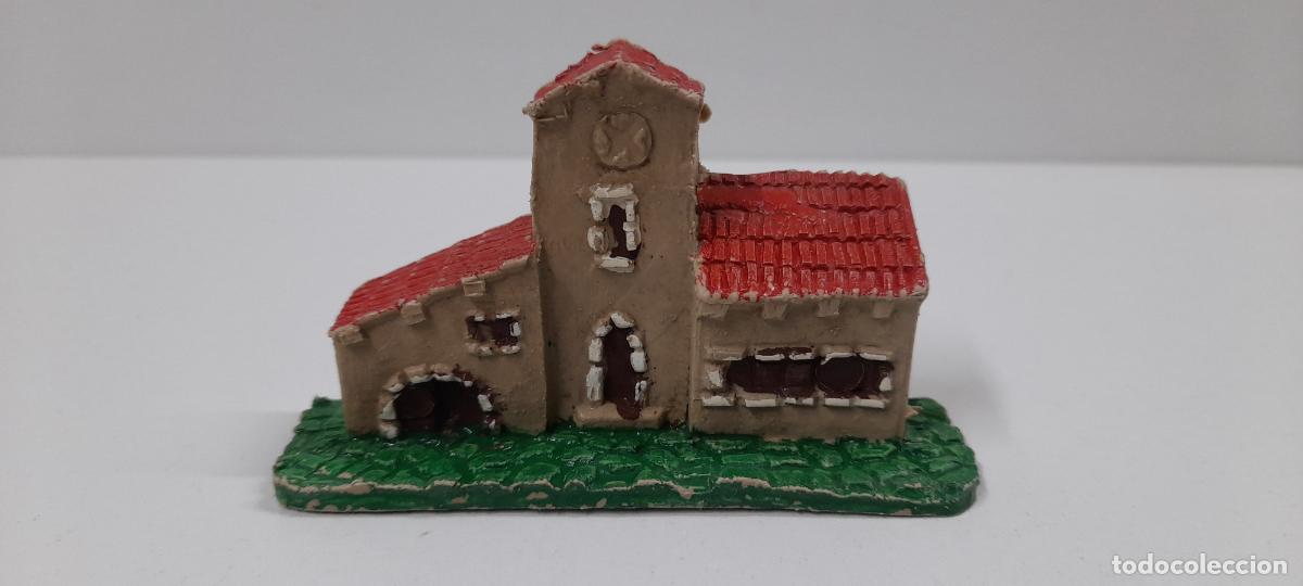 Figuras de Bel&eacute;n: CASA - ANTIGUA FIGURA / COMPLEMENTO DE BELEN . REALIZADA EN PLASTICO . ALTURA 5,5 CM