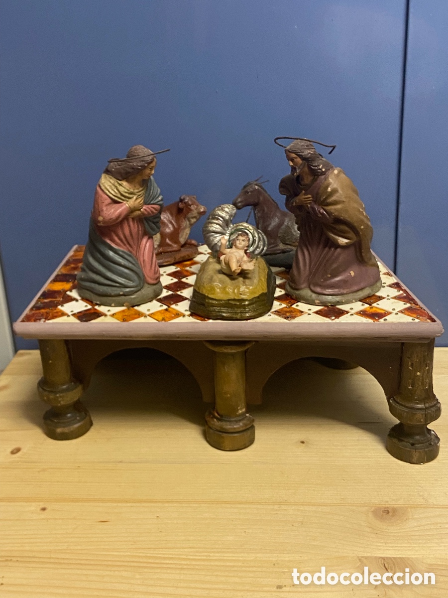 Figuren f&uuml;r Weihnachtskrippen: Bel&eacute;n misterio 5 piezas m&aacute;s escenario 12cm de altura