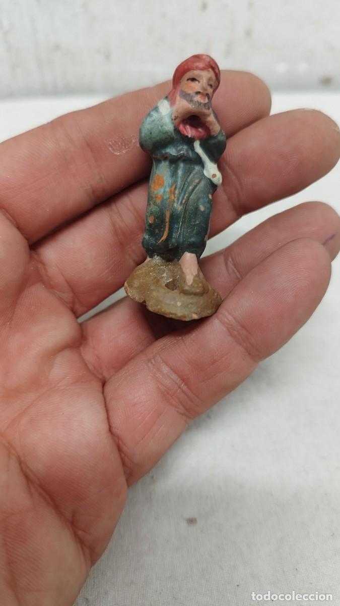 Statuine di Presepe: Antigua figura,escultura para pesebre o belen en terracota.De un pastor apoy&aacute;ndose en palo,le falta.