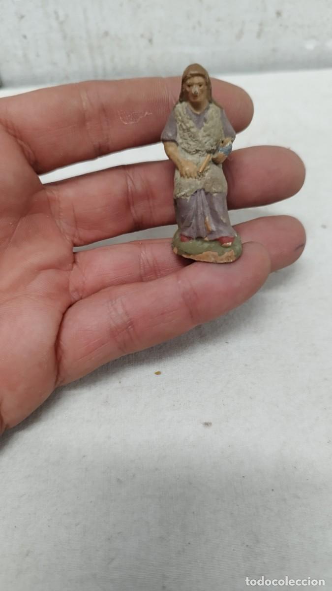 Statuine di Presepe: Antigua figura,escultura para pesebre o belen en terracota.De una mujer sentada palo en mano.