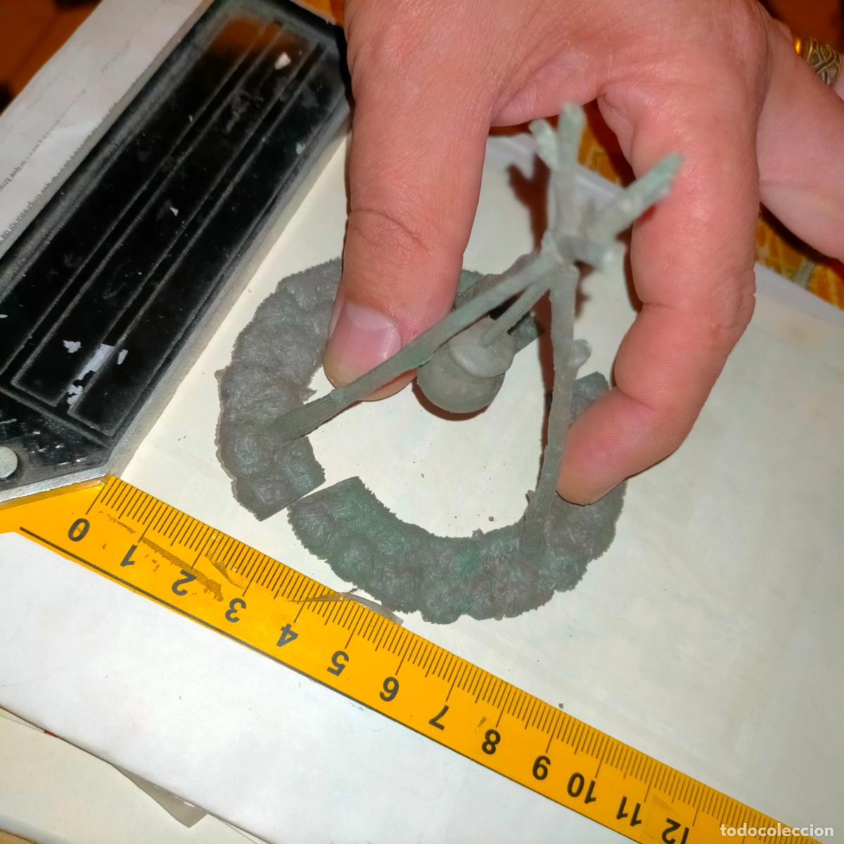 Figuras de Pres&eacute;pios: Figura de portal de bel&eacute;n antigua pl&aacute;stico duro roto