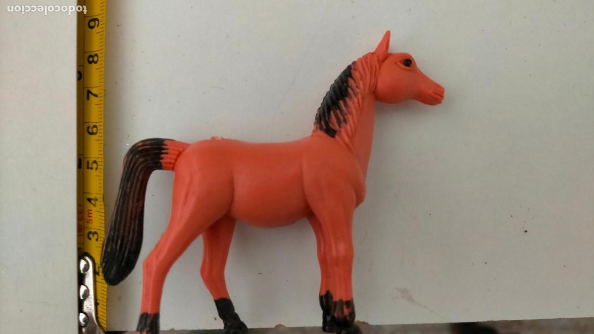 Figuras de Pres&eacute;pios: Figura de portal de bel&eacute;n antigua pl&aacute;stico duro roto