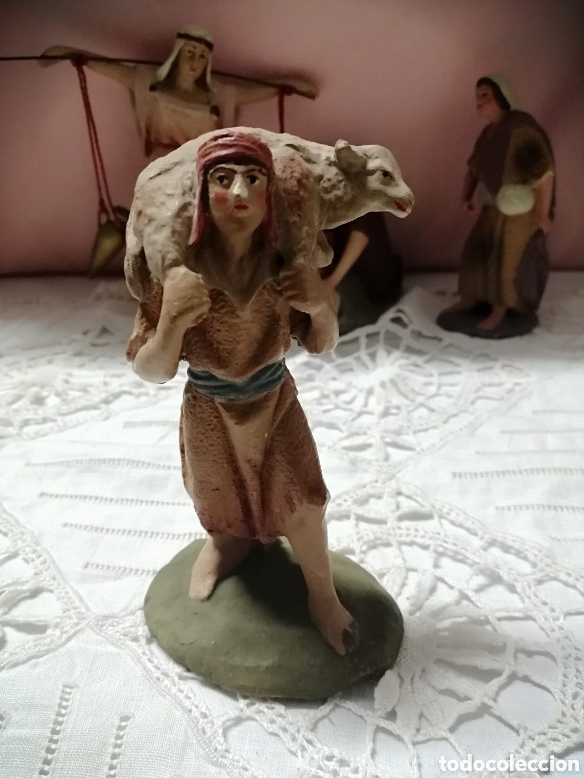 Figuras de Bel&eacute;n: Pastor de Bel&eacute;n con oveja.