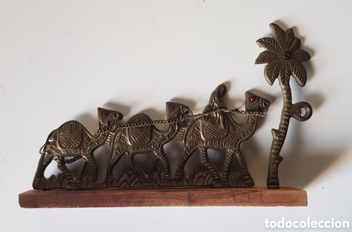 Figuras de Pres&eacute;pios: Adorno navide&ntilde;o antiguo de bronce/lat&oacute;n, caravana de camellos. A&ntilde;os 60-70.