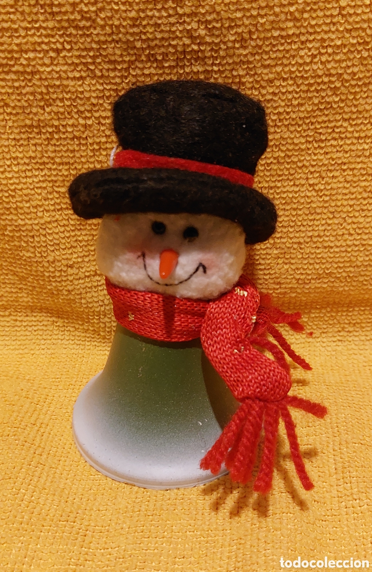Figuras de Bel&eacute;n: Mu&ntilde;eco de nieve hecho de lana, es una campana de metal con sonido