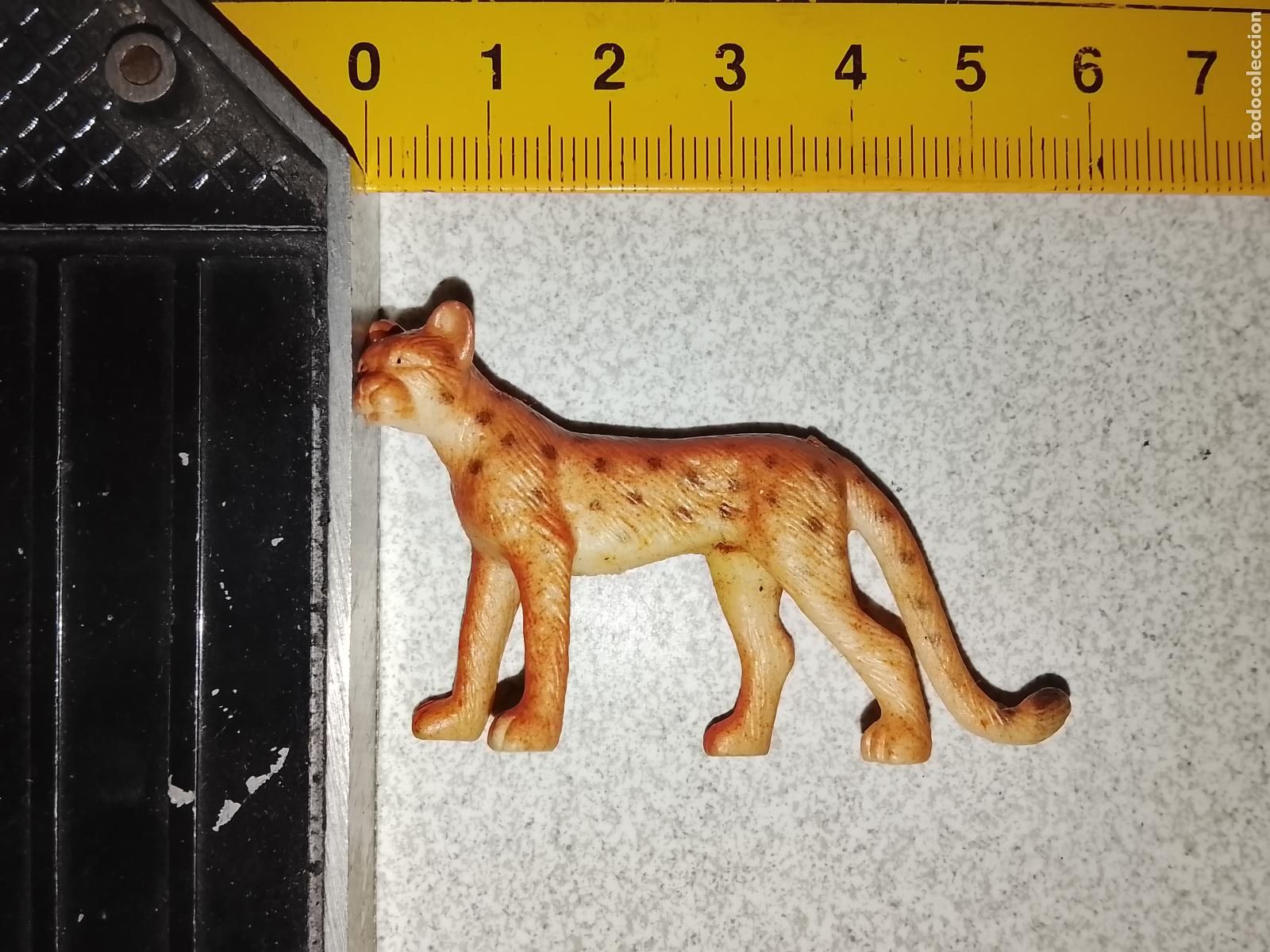 Figuras de Bel&eacute;n: antigua figura de portal de belen o nacimiento plastico duro