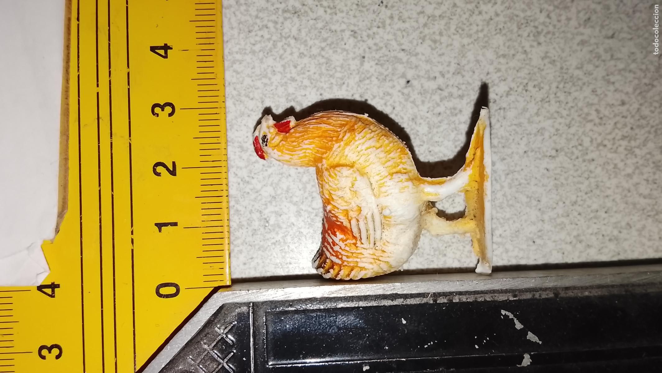 Figuras de Bel&eacute;n: antigua figura de portal de belen o nacimiento plastico duro