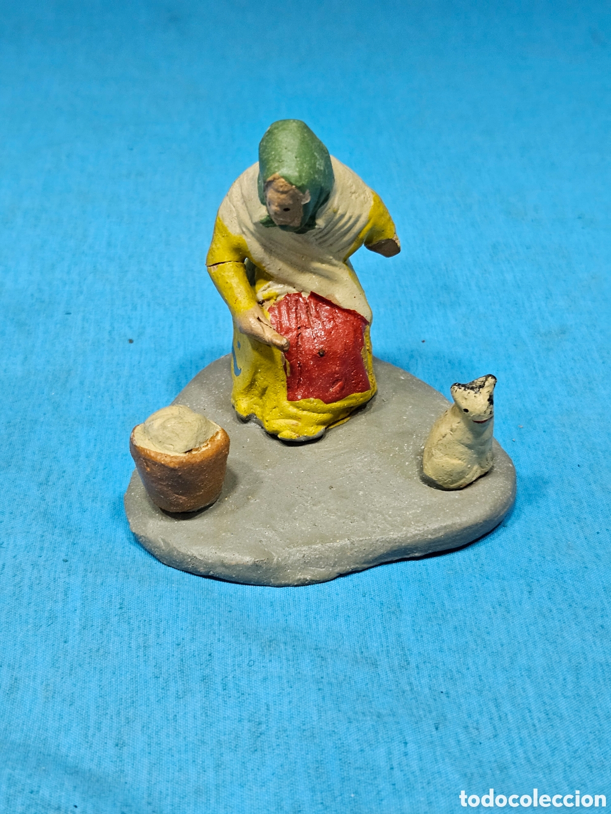 Figuras de Bel&eacute;n: FIGURA BELEN BARRO. MUJER LAVANDERA CON PERRO