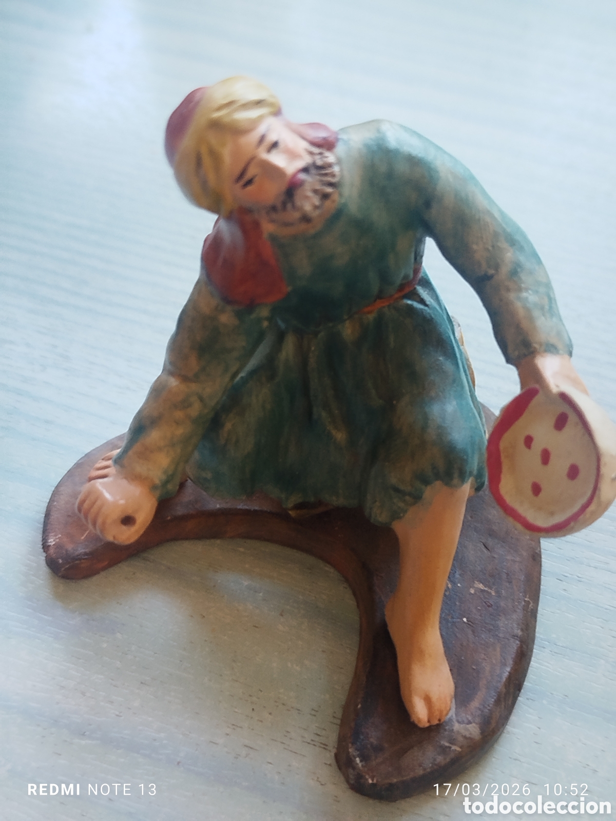 Figuras de Bel&eacute;n: figura barro o terracota pastor sentado sobre tronco y comida en la mano12 cm