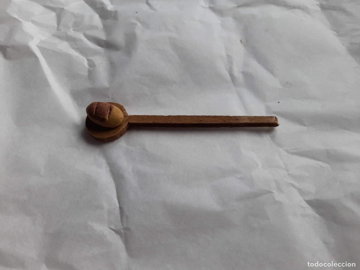 Figuras de Bel&eacute;n: Pala de madera con pan de barro. Nuevo - Foto 1